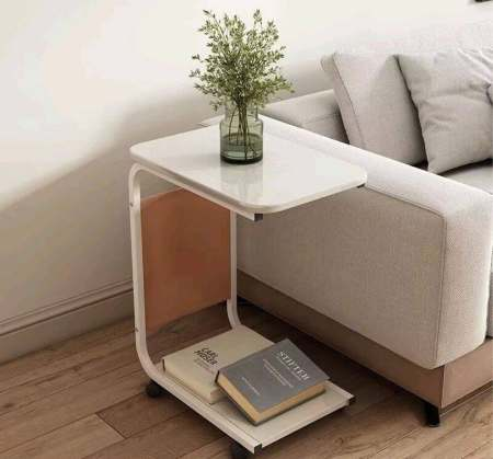 C-förmiger Beistelltisch